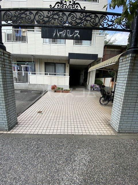 27/30 エントランス