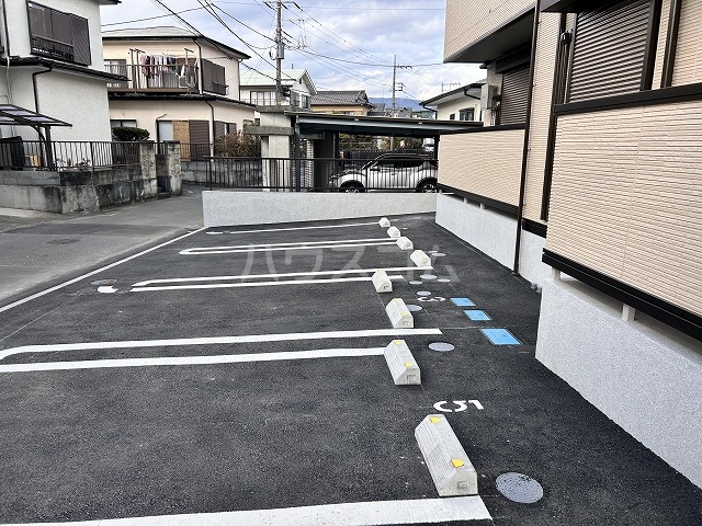 28/30 駐車場