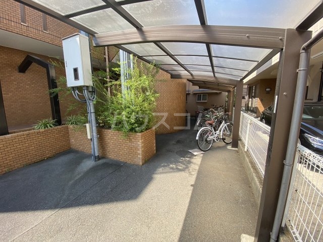 21/30 エントランス