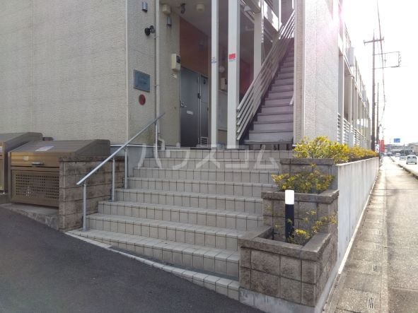 21/30 エントランス