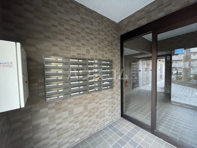 23/28 エントランス