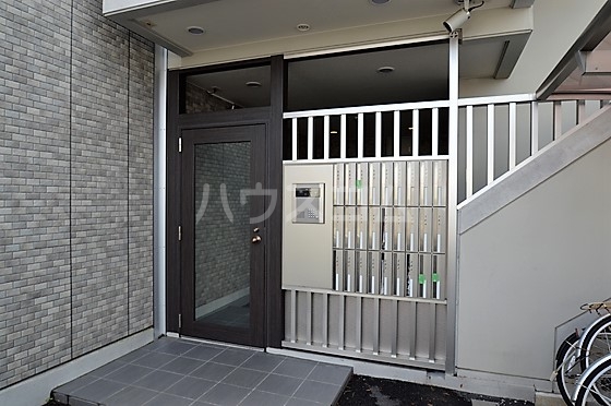 26/27 エントランス