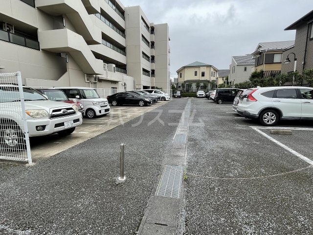 27/30 駐車場