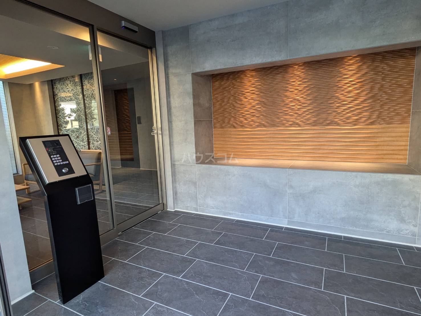 24/30 エントランス