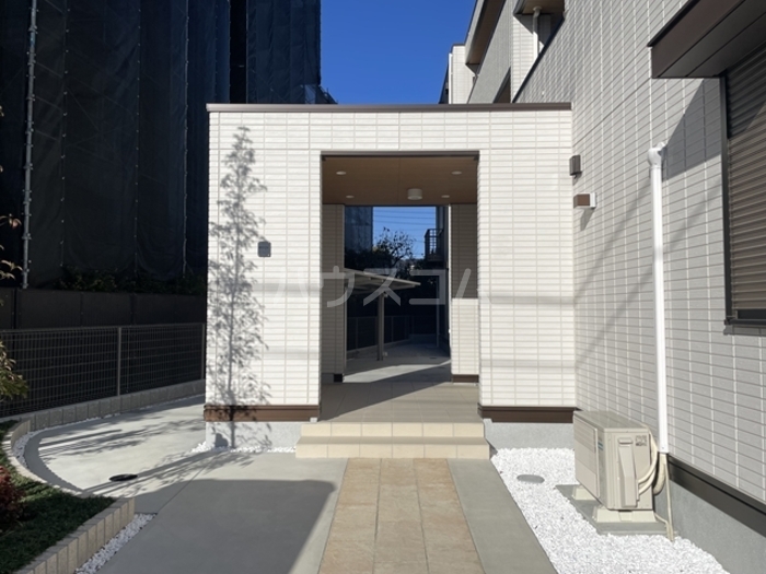 26/30 エントランス