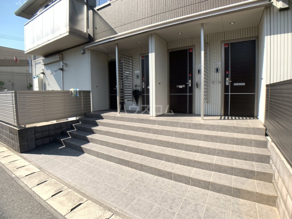 28/30 エントランス