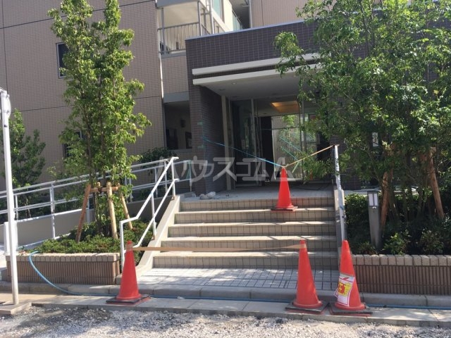 24/30 エントランス