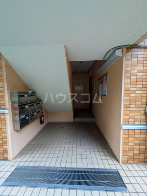 23/27 エントランス