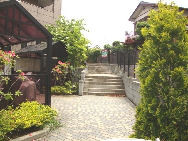 24/25 エントランス