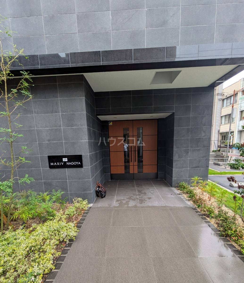 22/28 エントランス