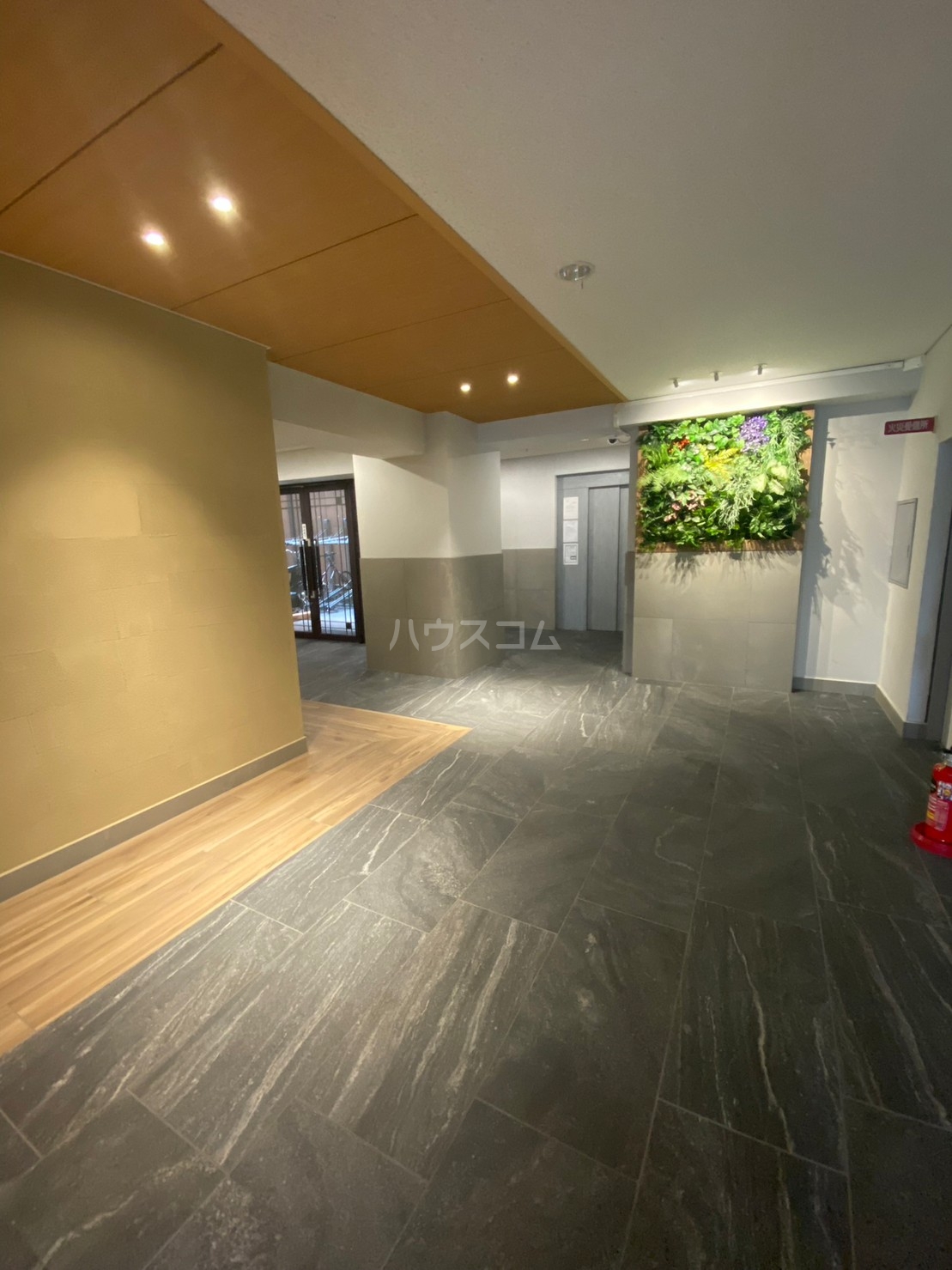 24/30 エントランス