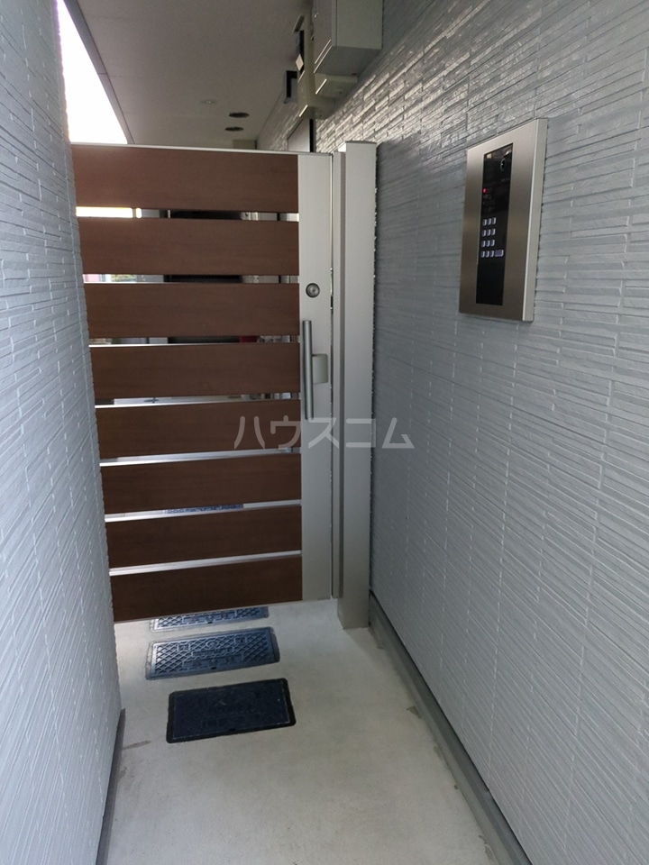 18/21 エントランス