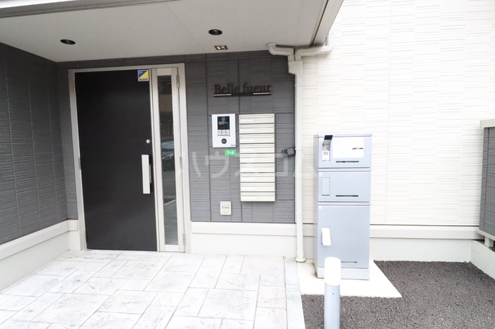 16/23 エントランス