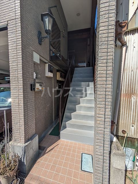 28/30 エントランス