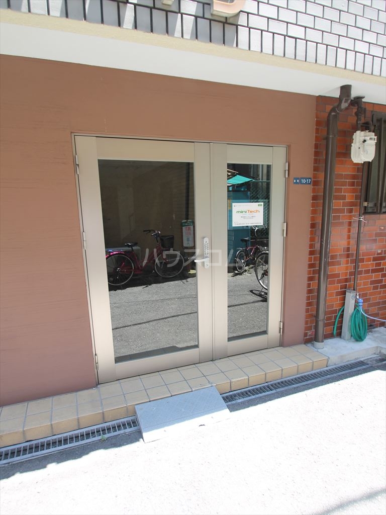 23/29 エントランス