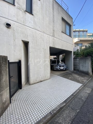 27/30 エントランス