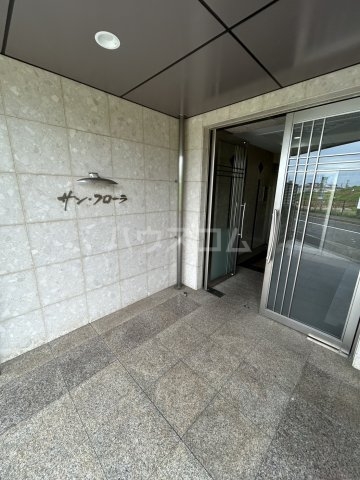 24/30 エントランス