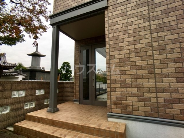 16/23 エントランス