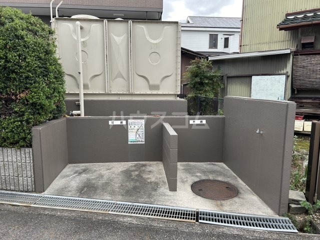 27/30 エントランス