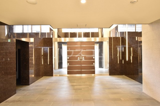 23/30 エントランス