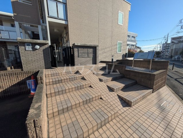 28/30 エントランス