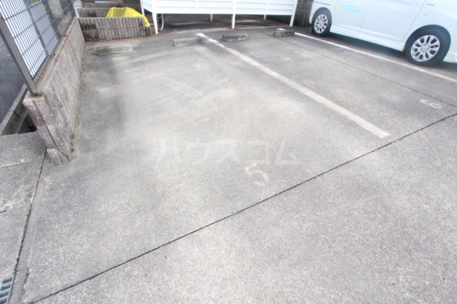 23/28 駐車場