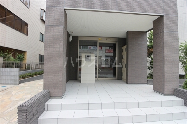 23/28 エントランス