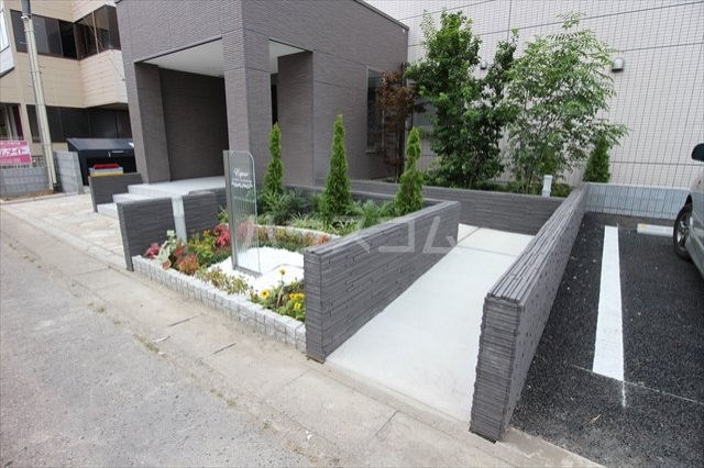 24/28 エントランス