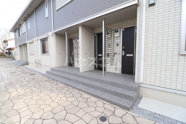 28/30 エントランス