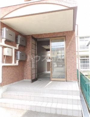 13/17 エントランス