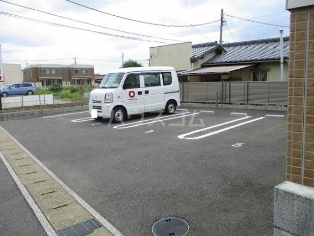 18/21 駐車場
