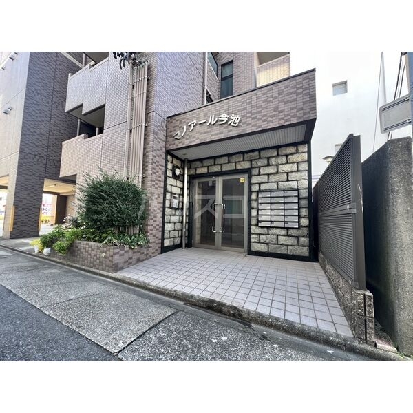 22/28 エントランス