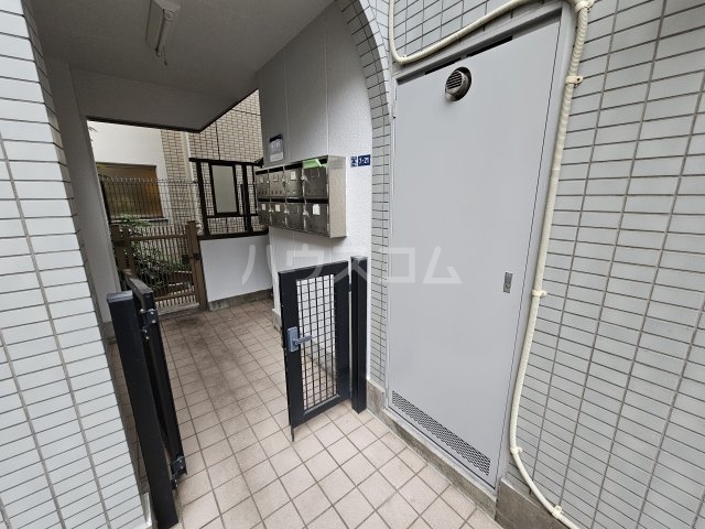 16/19 エントランス