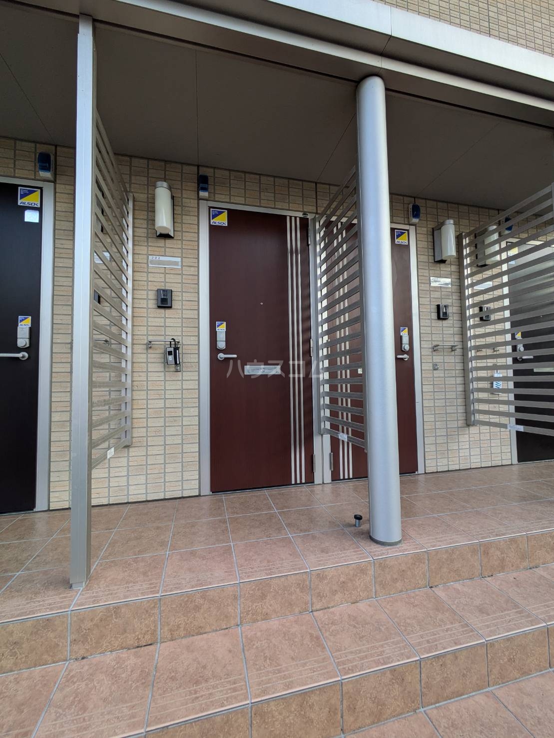 27/30 エントランス