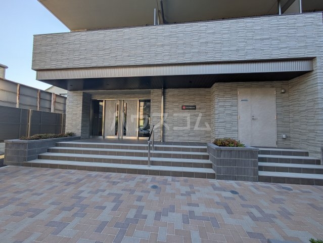 28/30 エントランス