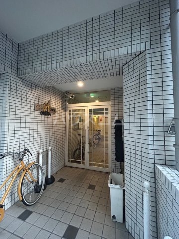 19/27 エントランス