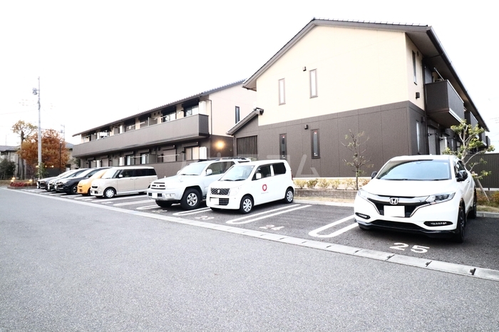 18/28 駐車場