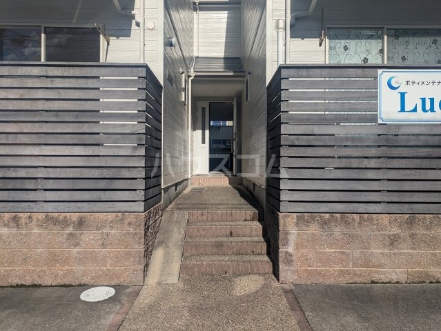 27/30 エントランス