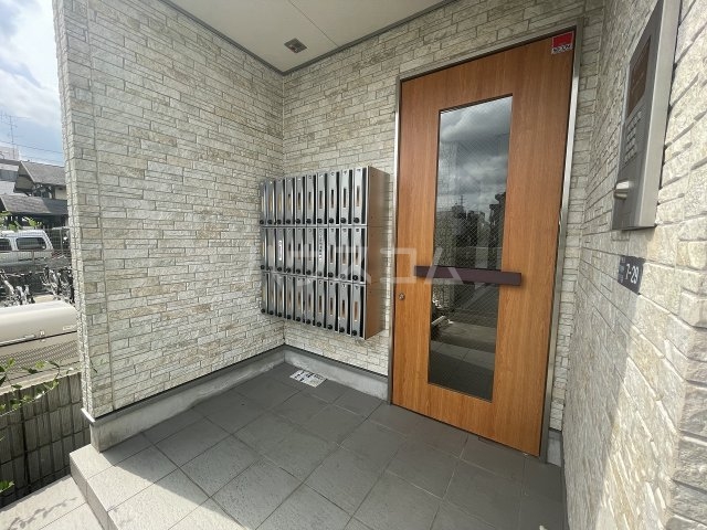 21/30 エントランス