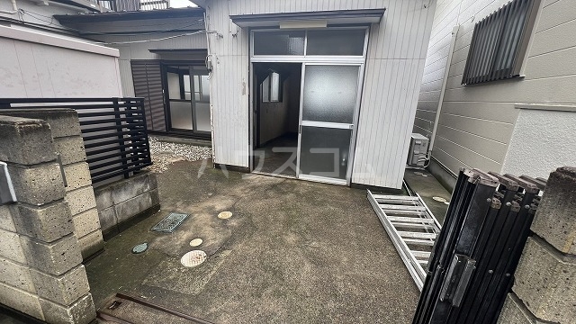 25/29 エントランス