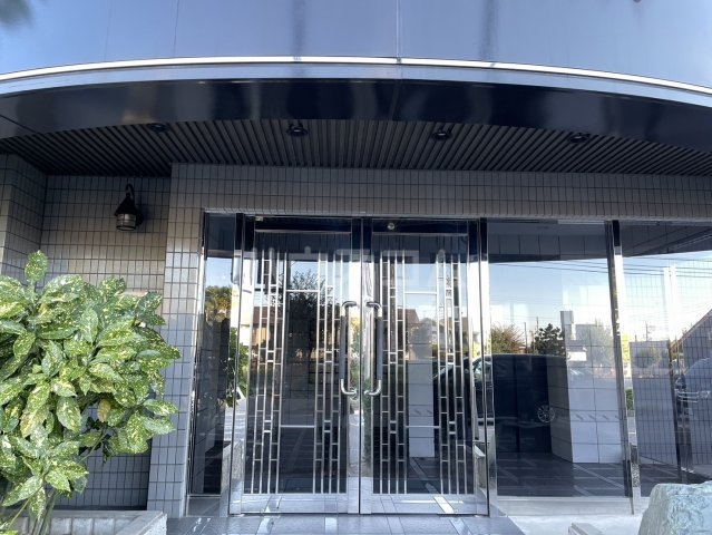 27/30 エントランス