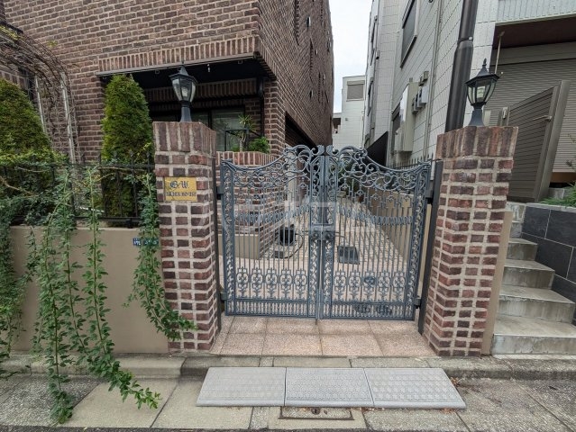 26/29 エントランス