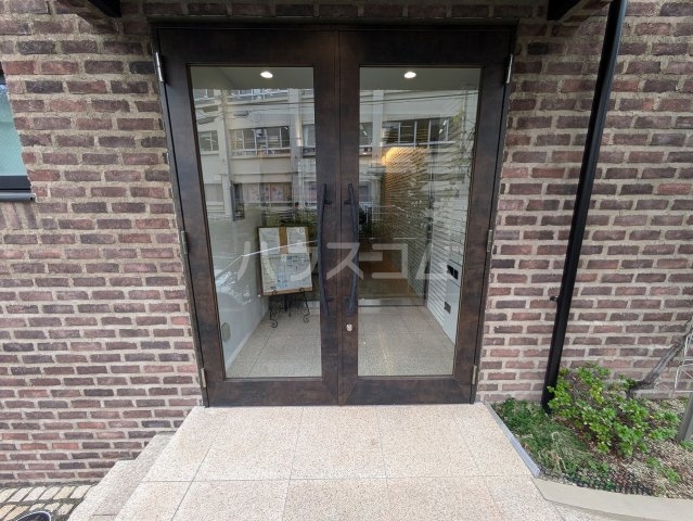 27/29 エントランス