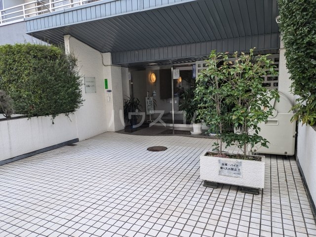 28/30 エントランス