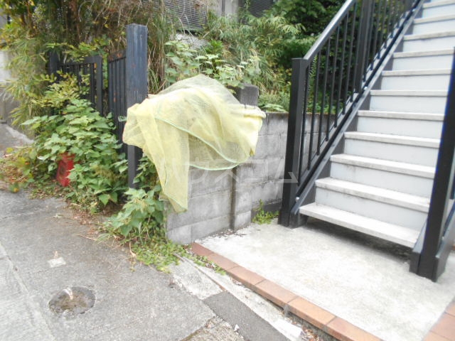 23/27 エントランス