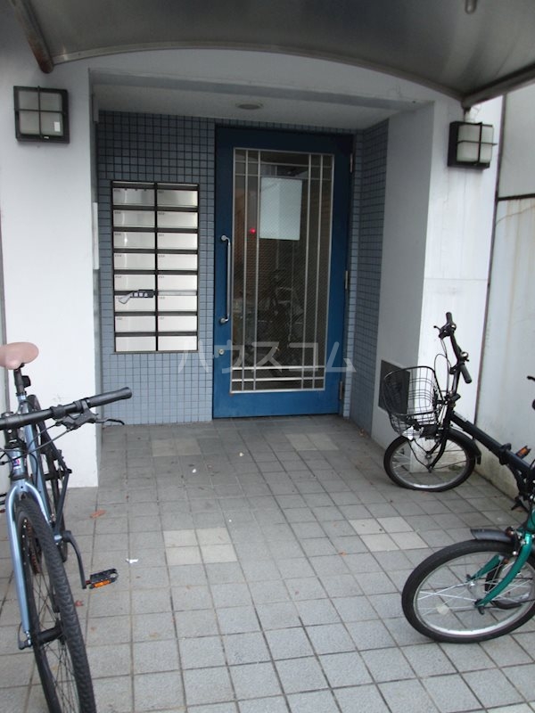 23/27 エントランス