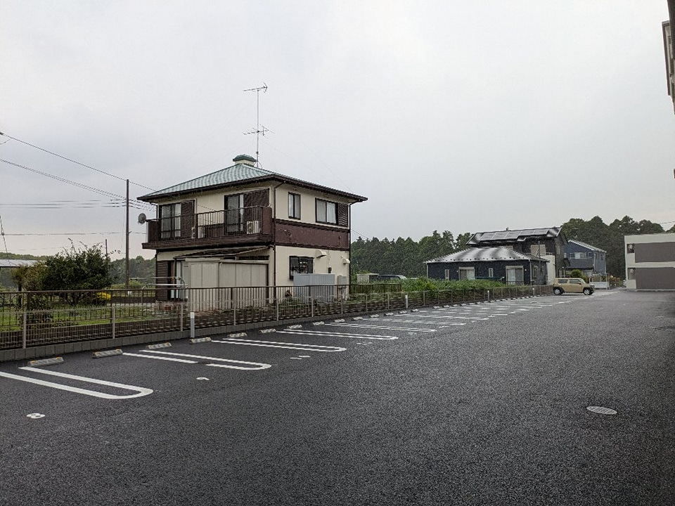 18/27 駐車場