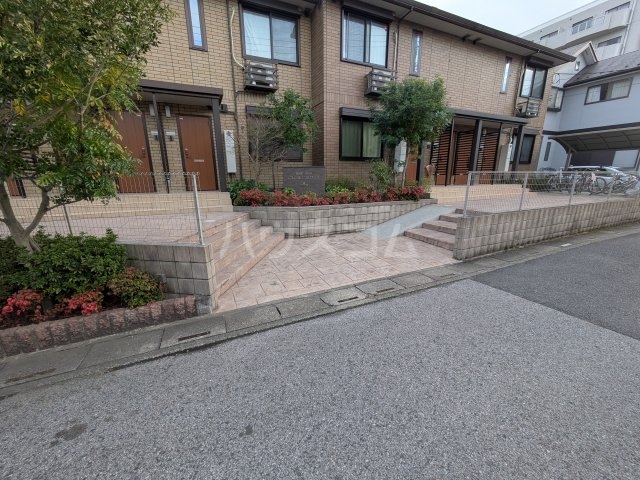 27/30 エントランス