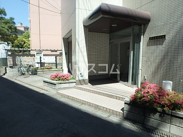 25/27 エントランス