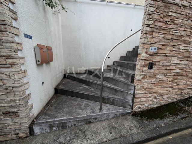 24/25 エントランス